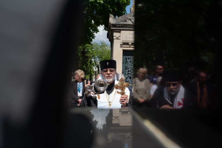 Lire la suite à propos de l’article Commémoration du 98ème anniversaire de l’assassinat de Symon Petlura – Cimetière du Montparnasse 250524