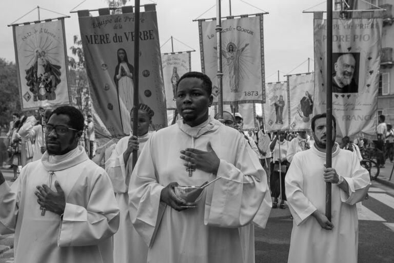 Lire la suite à propos de l’article Procession de l&rsquo;Assomption  – Paris 150826